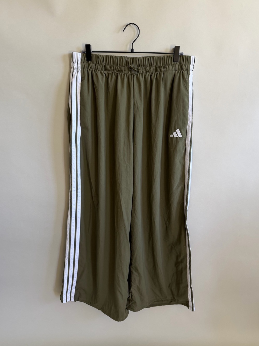 ADIDAS Essentials 3-Stripes Lifestyle Woven Parachute Pants Olive Strata - Picture 5 of 12